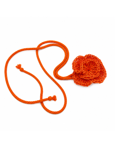 Choker artesanal de rafia con flor tejida a mano