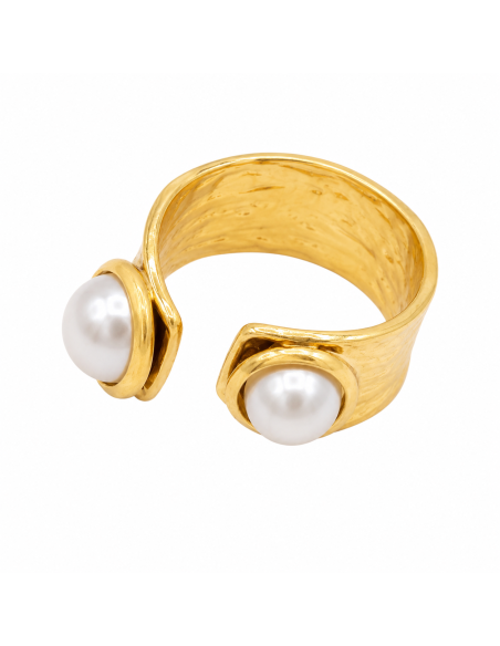 Anillo dorado ajustable con doble perla y acabado orgánico martilleado