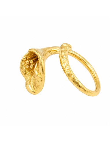 Anillo dorado ajustable con diseño de flor lirio y acabado artesanal